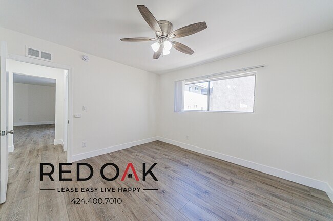 Foto del edificio - 7502 Canby Ave