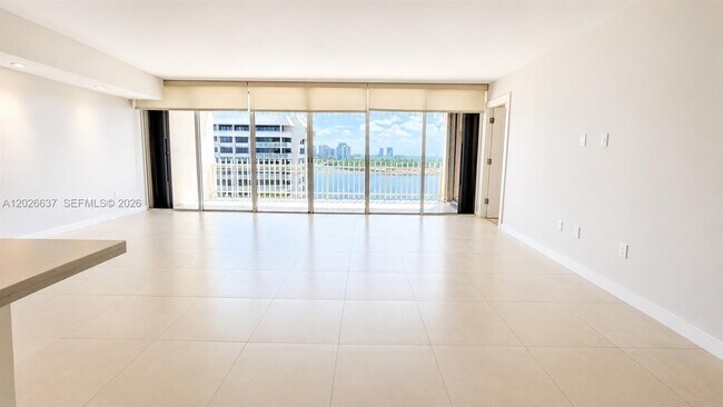 Foto del edificio - 2 Grove Isle Dr