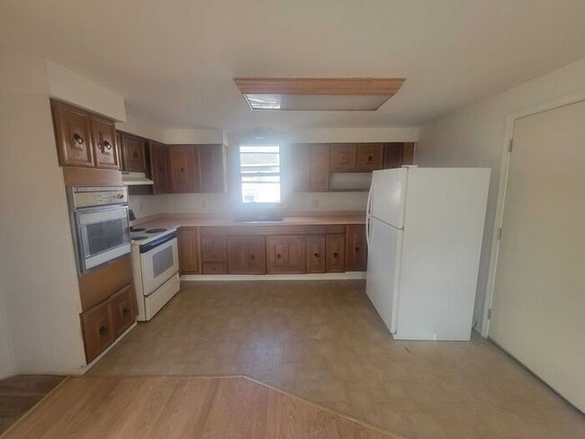 Building Photo - Cozy 2-Bedroom Home with Spacious Eat-In K...
