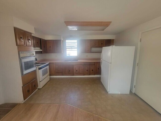 Foto del edificio - Cozy 2-Bedroom Home with Spacious Eat-In K...