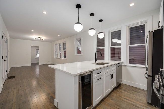 Photo - 2137 N Maplewood Ave Apartment