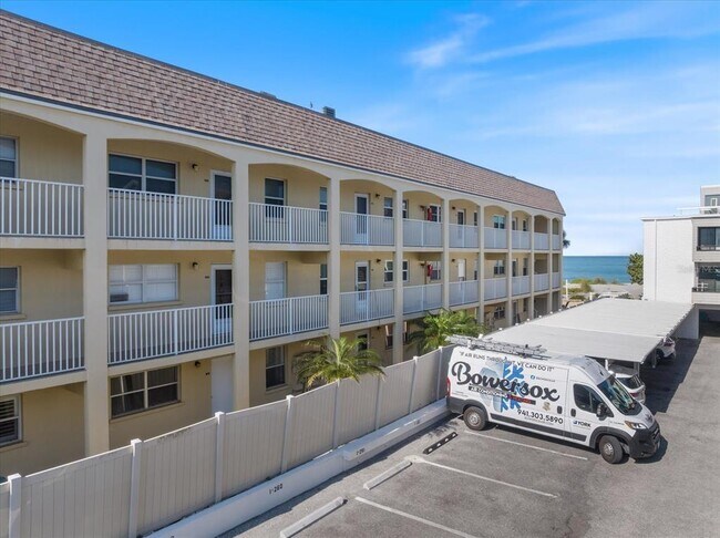 Foto del edificio - 1400 Tarpon Center Dr