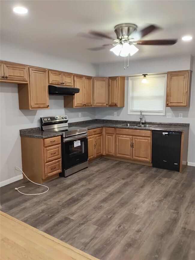 Foto del edificio - 7454 Blanding Dr