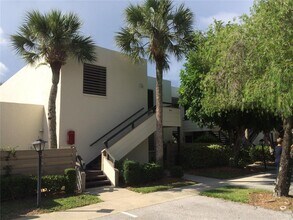 Building Photo - 452 Palm Tree Dr