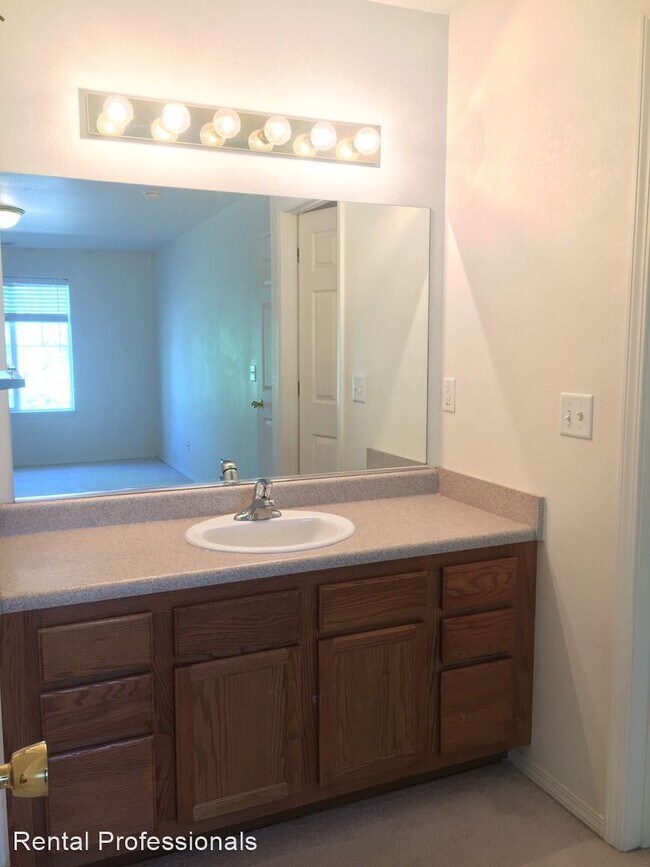 Foto del edificio - 2 br, 2 bath House - 825 Forest Glen Unit E