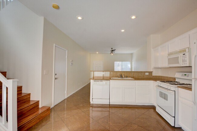 Foto del edificio - Beautiful two bedroom in great location. Step through the front door into a sun-filled great room...