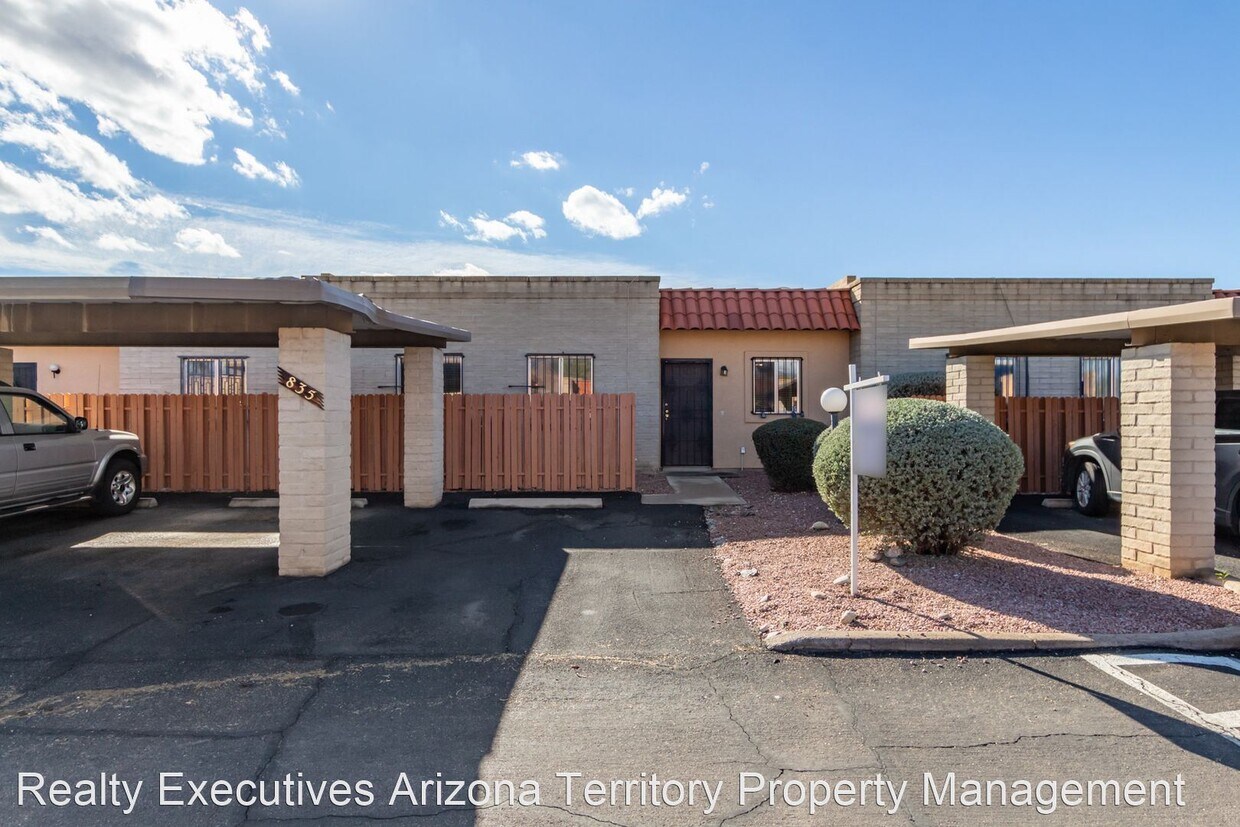 Foto principal - 3 br, 2 bath House - 835 S. Pantano Parkway