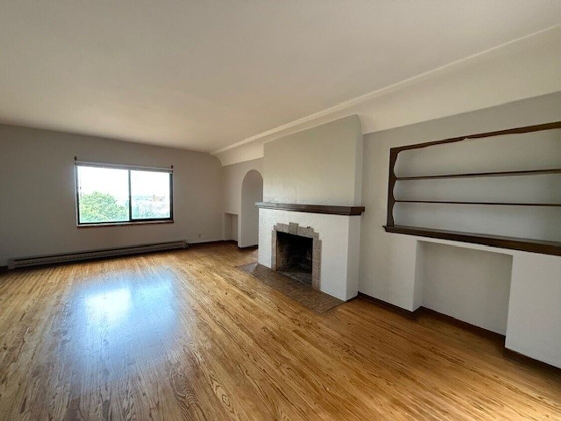 Foto principal - Cliff Dr. Apartment - Spacious with Hardwo...