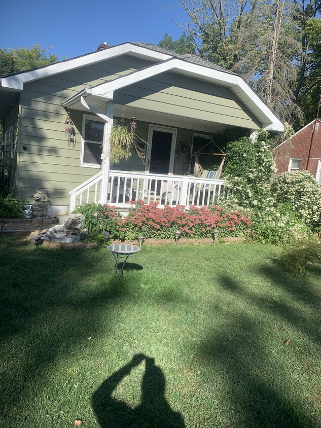 Cute little one bedroom w/three Murphy beds - 404 N Harbison Ave (Indianapolis, IN)