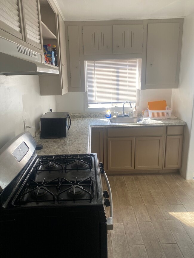 Foto del edificio - 3519 E 8th St