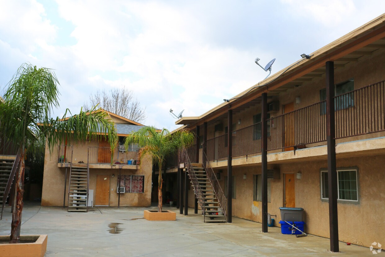 Country Village Apartments Apartments in Lamont, CA