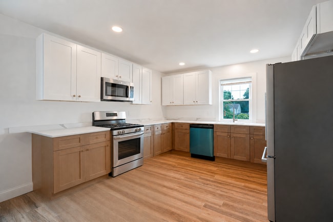 Beautifully Updated Two Bedroom Townhouse! - Beautifully Updated Two Bedroom Townhouse!