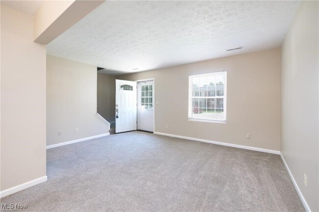 Building Photo - 143 Ault St