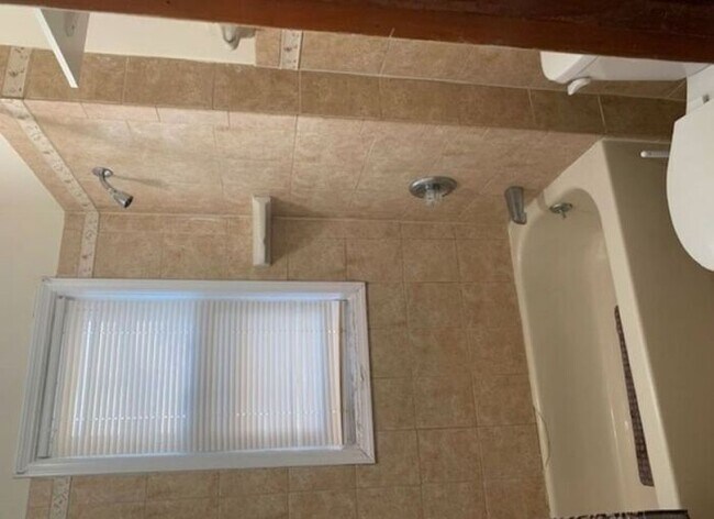 Building Photo - Cozy, Rustic-like 1 Bedroom Apartment