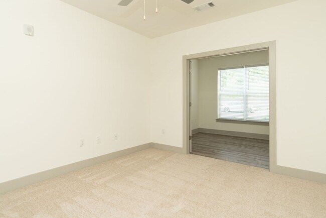 Interior Photo - Overlook at Farragut