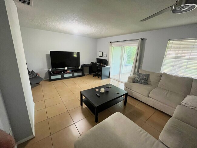 Foto del edificio - 2273 Waterleaf St