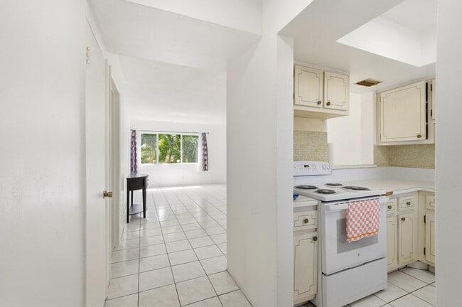 Building Photo - 1333 E Hallandale Beach Blvd