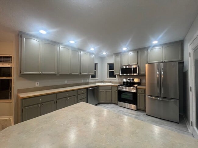 Building Photo - Spacious Living!!!