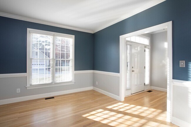 Foto del edificio - 4 Bedroom home with 3rd floor bonus room!