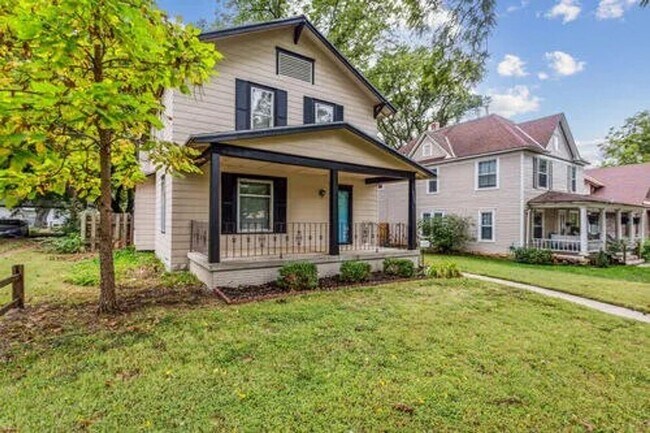 Building Photo - This beautiful two story home in Winfield ...
