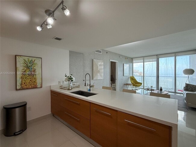 Foto del edificio - 475 Brickell Ave