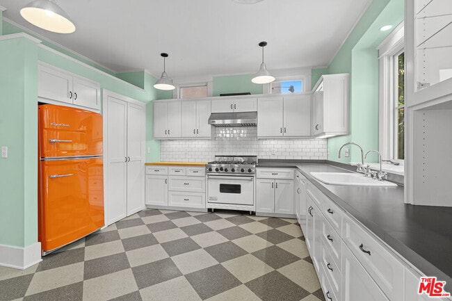 Foto del edificio - 813 Crestmoore Pl