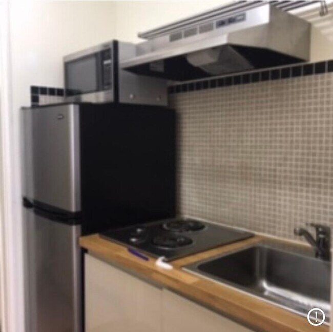 fridge/microwave - 1361 S Burnside Ave