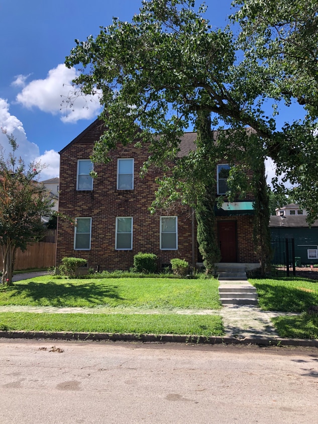 Street View - 401 W Saulnier St