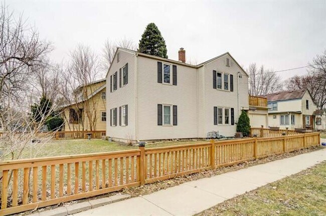 Building Photo - 7003 Elmwood Ave