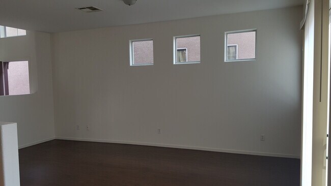 Foto del edificio - Totally Renovated 4 Bed, 2 and 3/4 bathroo...