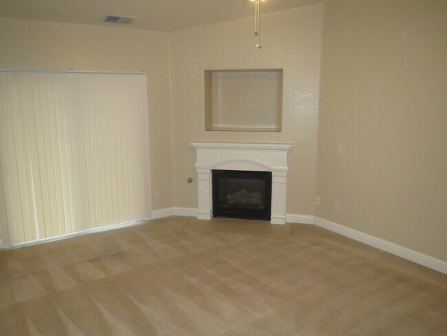 Building Photo - 4 BR home built in 2004 in newer Sunnyside...