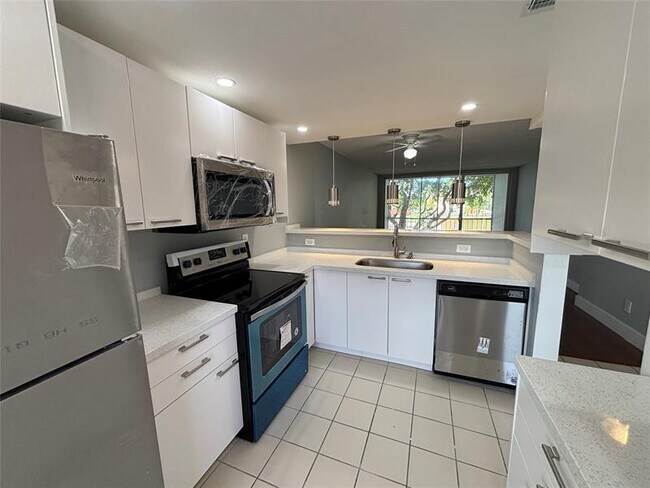 Building Photo - 6000 NW 64th Ave