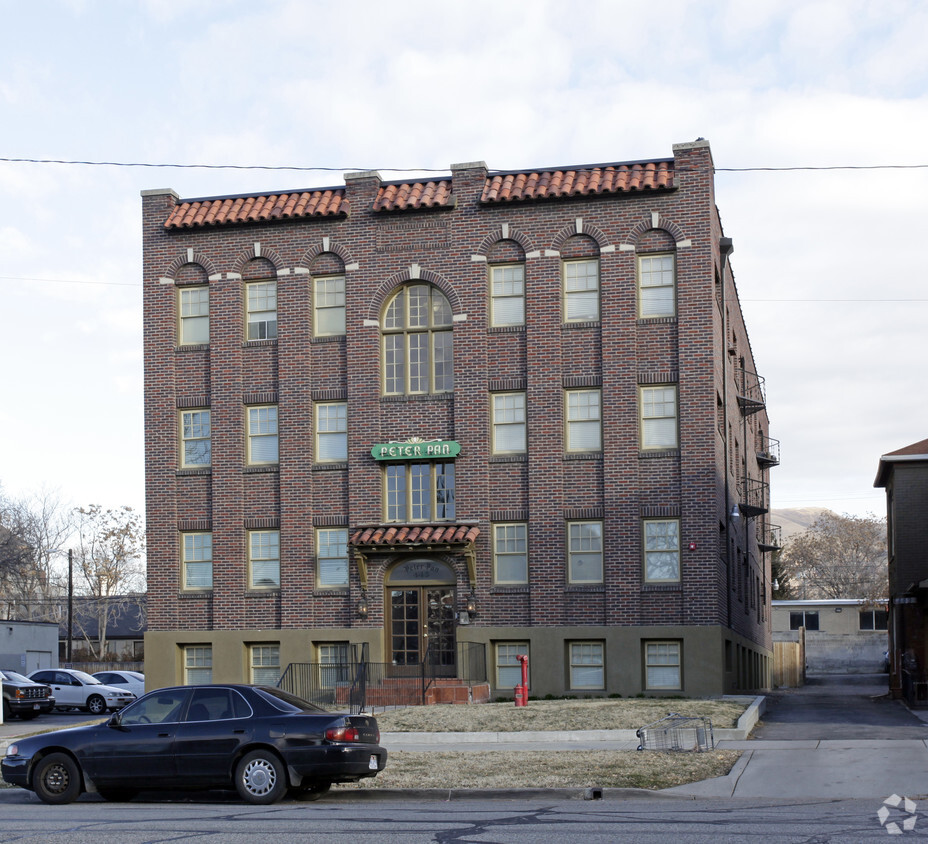 Primary Photo - Peter Pan Apartments