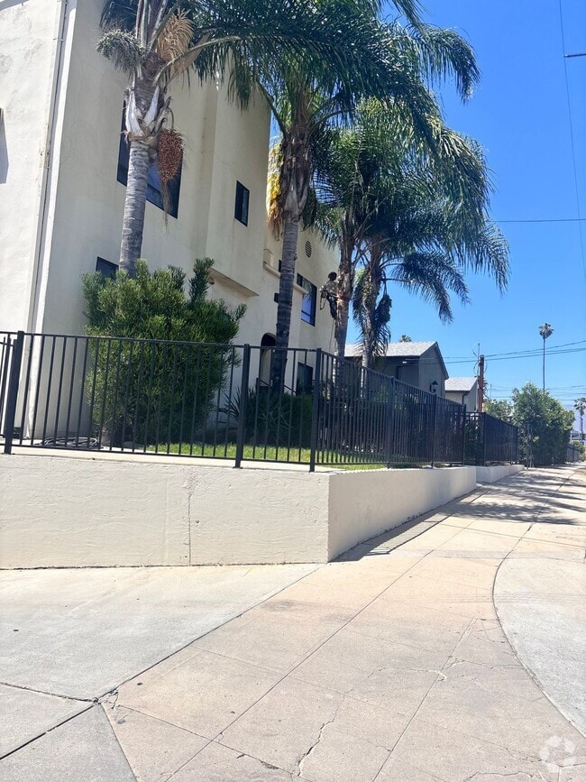 Building Photo - 131 S Ave 63