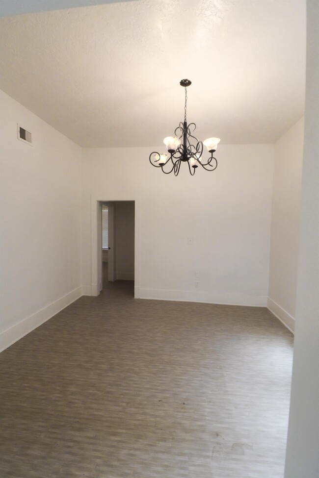 Building Photo - 514 N Rock Island St