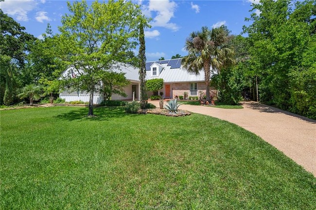 Building Photo - 404 E Brookside Dr