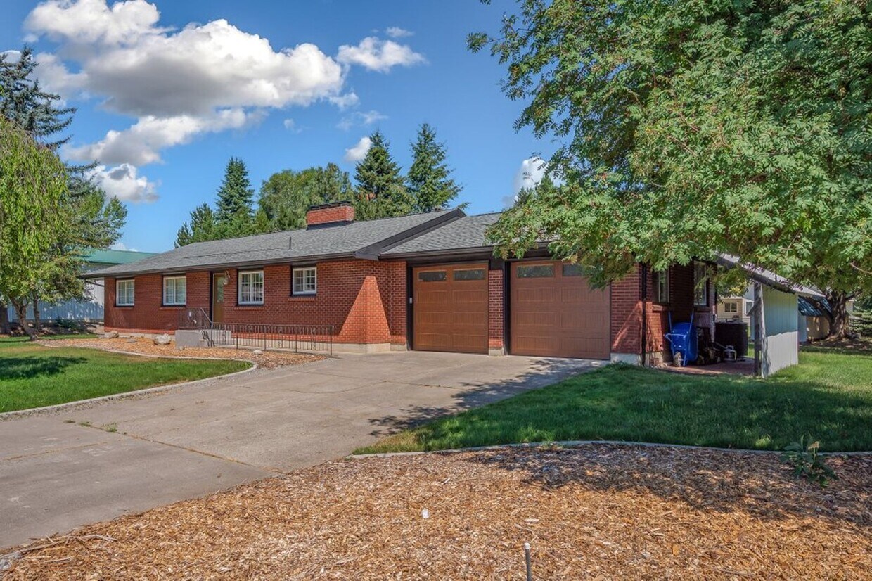 Primary Photo - Fresh Remodel 5 bed 2.5 Bath by Avondale G...