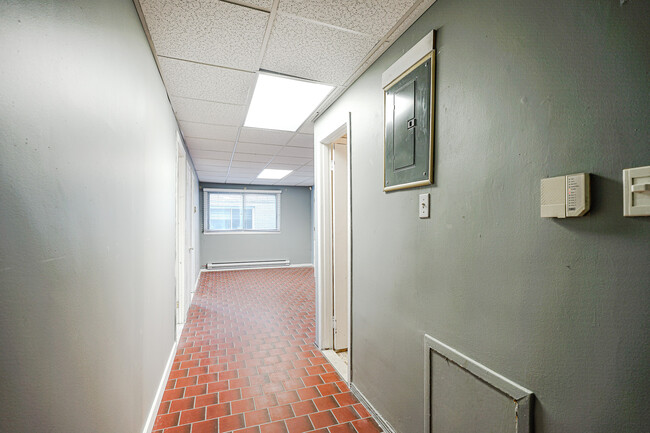 Building Photo - 5651 Boul Henri-Bourassa E