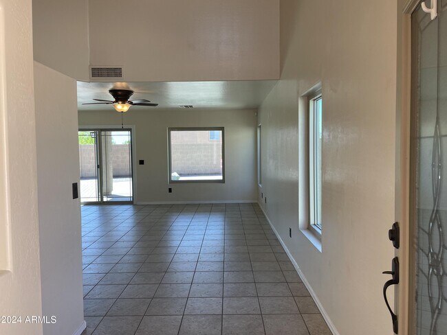 Foto del edificio - 22865 W Solano Dr