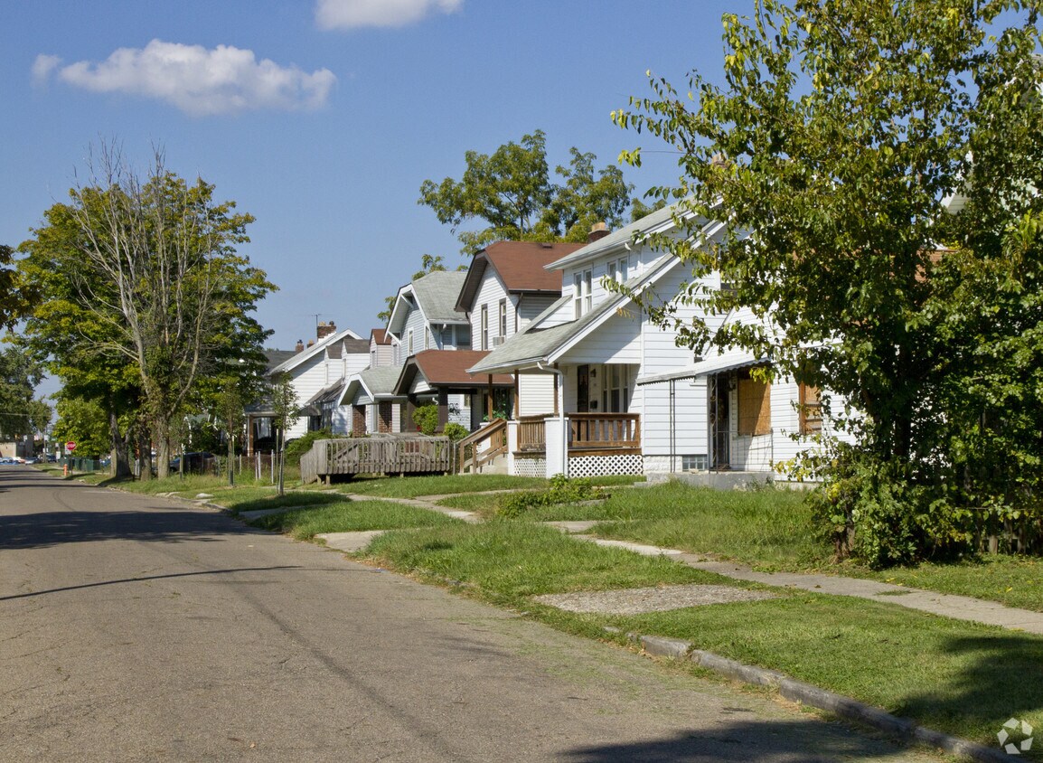 Building Photo - E 25th Ave