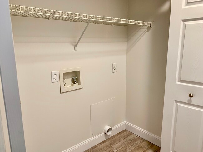 laundry room/connections - 4553 Barrington Ln
