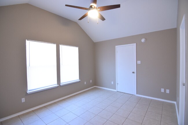 Building Photo - 2207 Pixton Dr