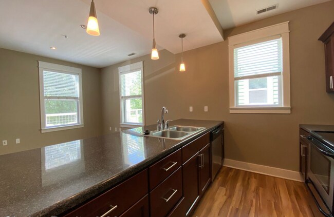 Foto del edificio - 425 E Hillside Dr