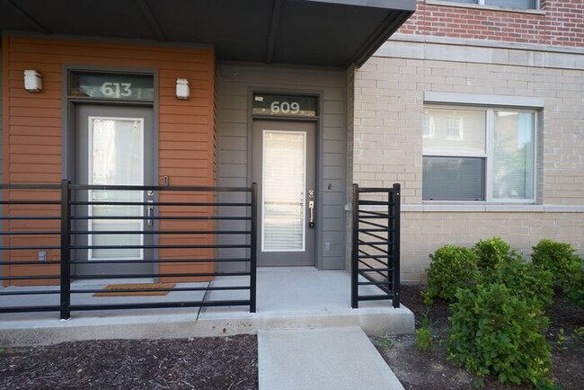 Building Photo - Beautiful Townhome in Downtown Indianapolis