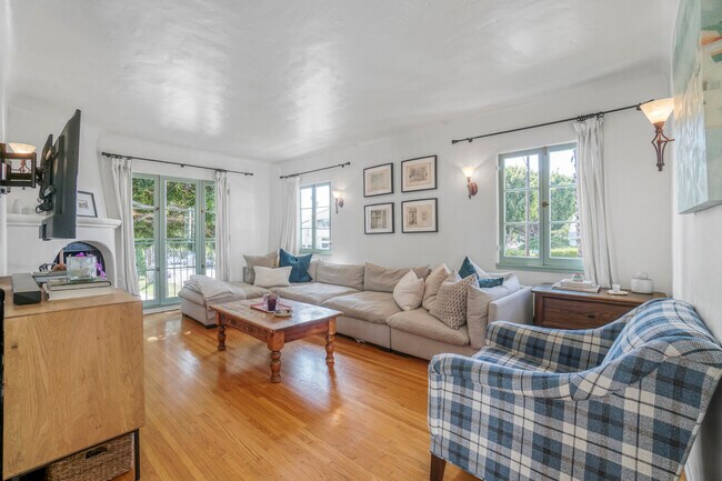 Living Room - 2000 Washington Ave