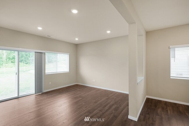 Building Photo - 6556 Yorktown Plz NE