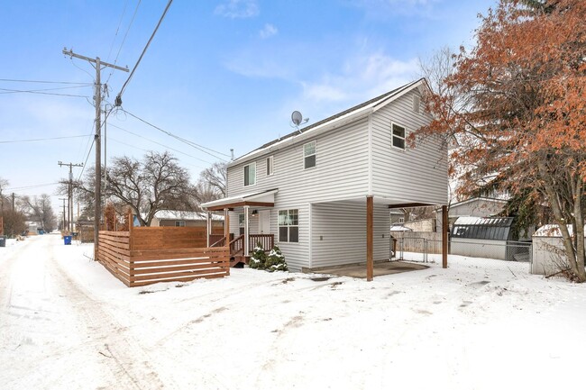 Foto del edificio - $2,300 - Three Bedroom House in Central Mi...