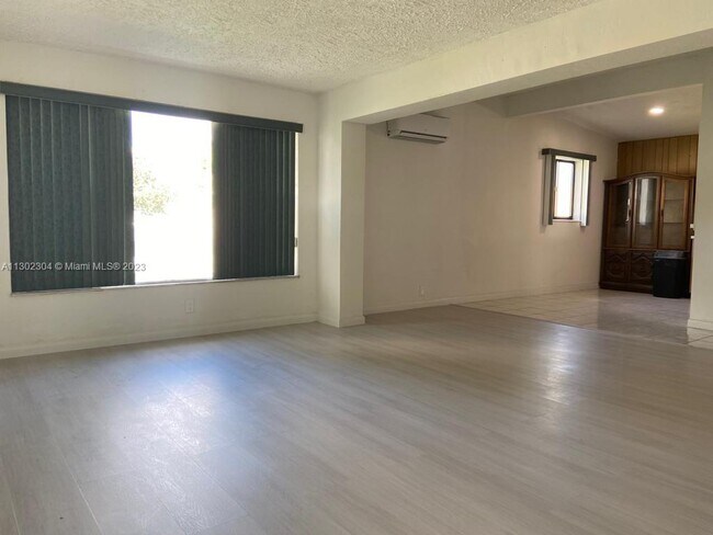 Foto del edificio - 3360 NW 215th St