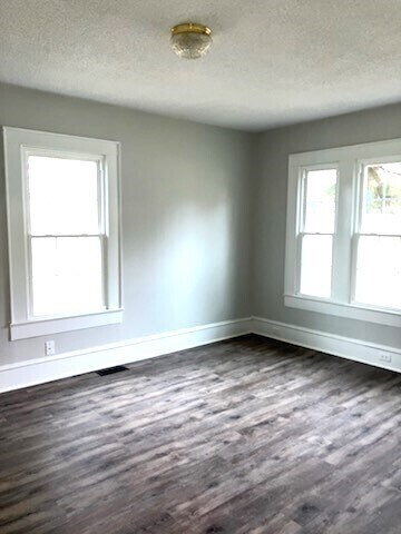 Building Photo - Beautiful House!