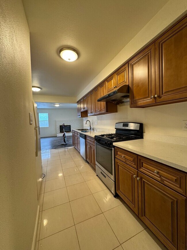 Photo - Spacious floor plans 3bedroom, 2bath in a ... House